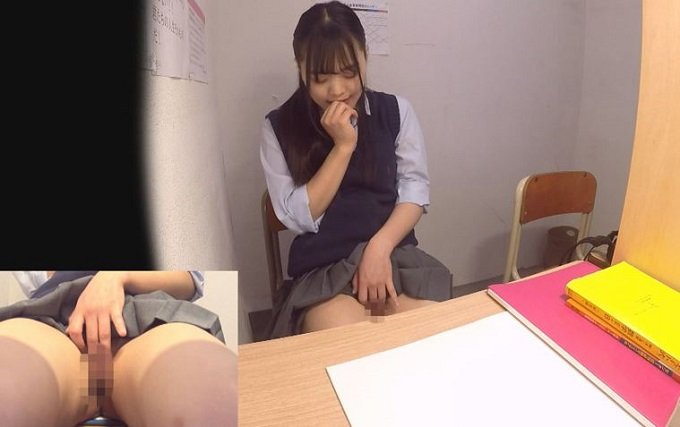 進学塾の自習室で 一心不乱にクリを擦り続けアヘイク女性を盗撮